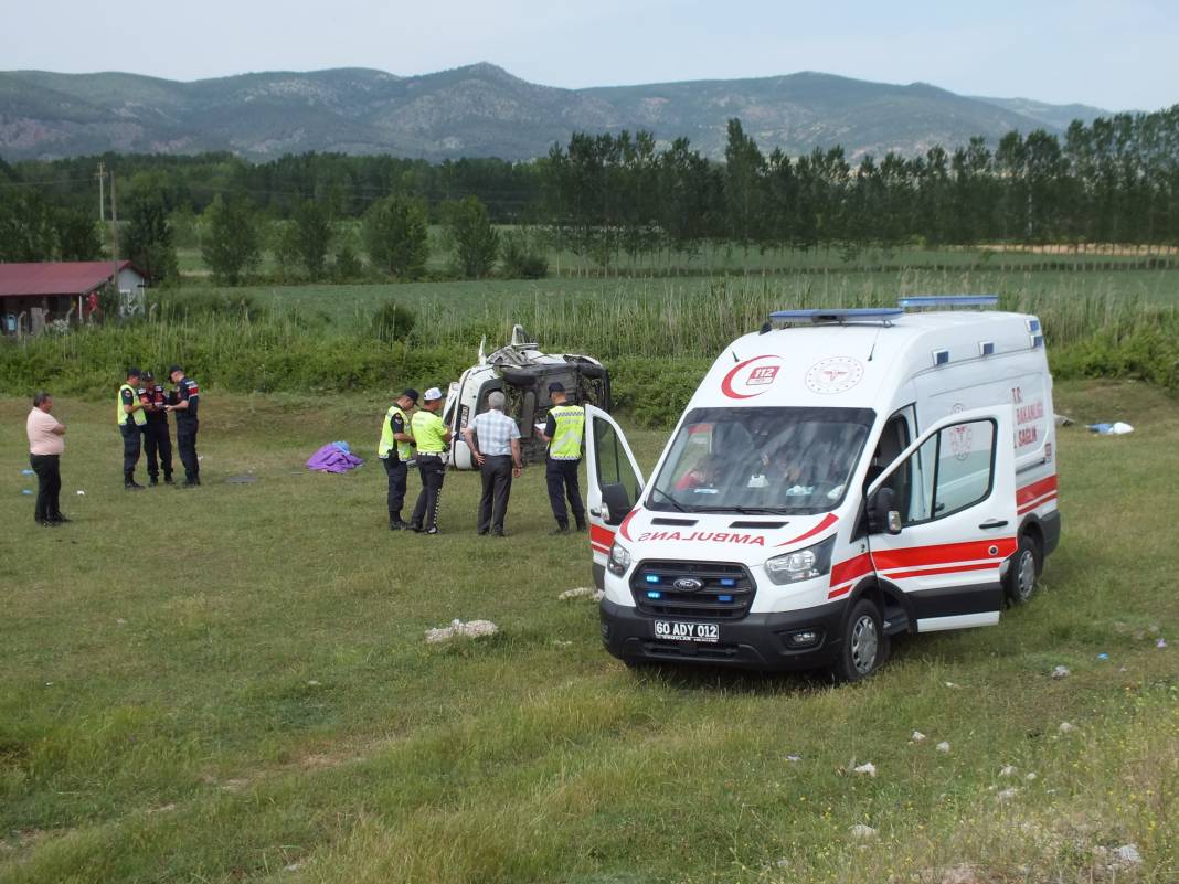 Tokat'ta feci kaza! Otomobil şarampole uçtu: Ölüler ve yaralılar var 2